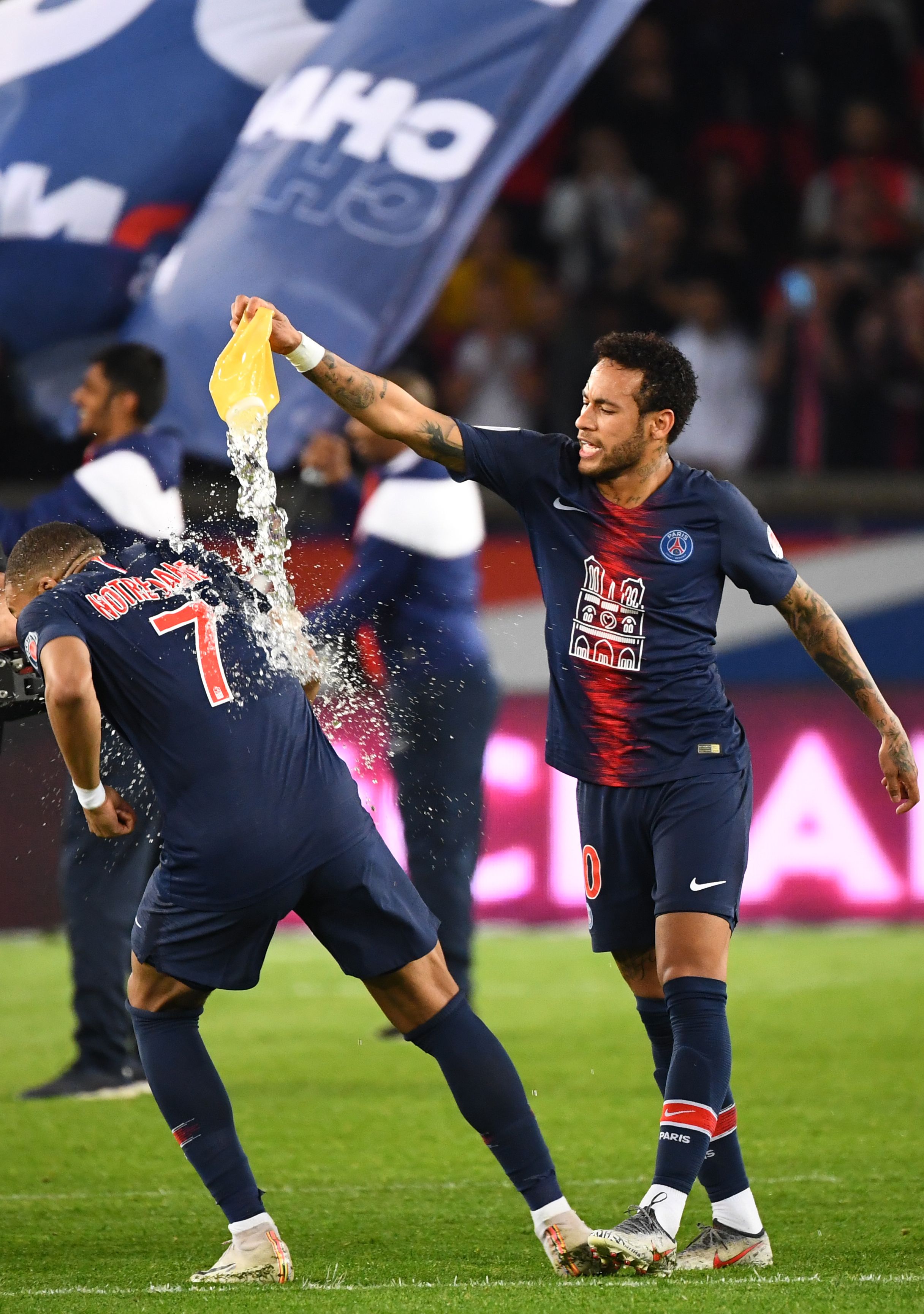 西甲：巴萨客胜扩大领先，皇马主场爆冷输球，VAR再度抢戏（西甲综述：巴萨客场取胜扩大优势，皇马主场冷负，VAR成为焦点）