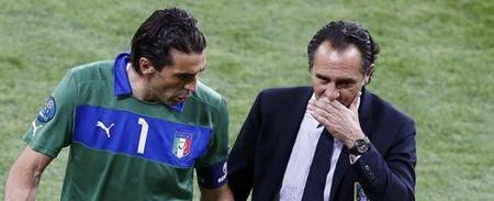 世体：引进小蜘蛛非常困难，巴萨高层越来越关注凯恩