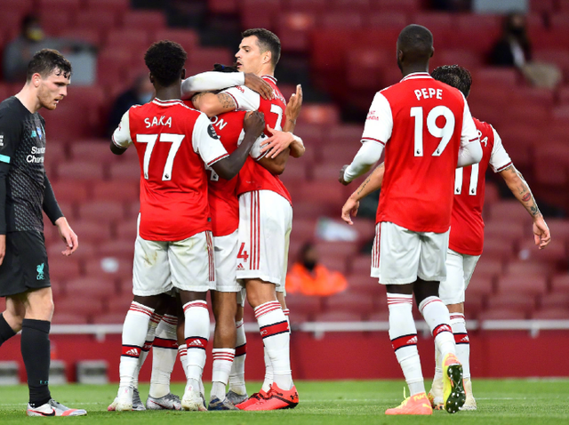 后卫破门后激情亲吻队徽，引球迷共鸣