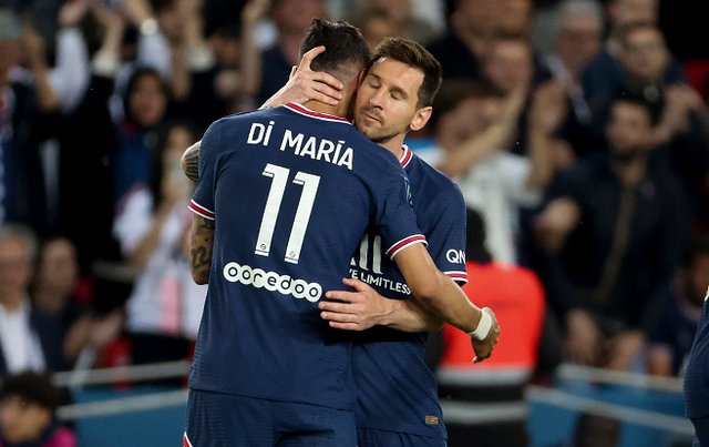 斯帕莱蒂在圣诞晚宴上和老板埃尔坎热烈交谈，洛卡特利也在主桌作陪（圣诞晚宴上，斯帕莱蒂与老板埃尔坎热聊，洛卡特利同坐主桌）