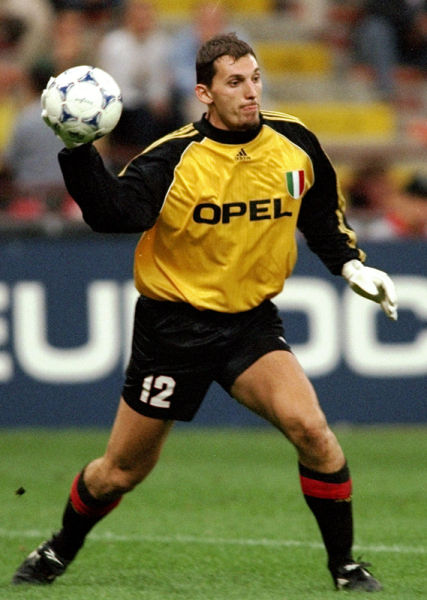 猜猜我是谁：北伦敦德比名场面！正飞铲威尔希尔的球员是谁？（北伦敦德比名场面回顾：是谁飞铲了威尔希尔？）