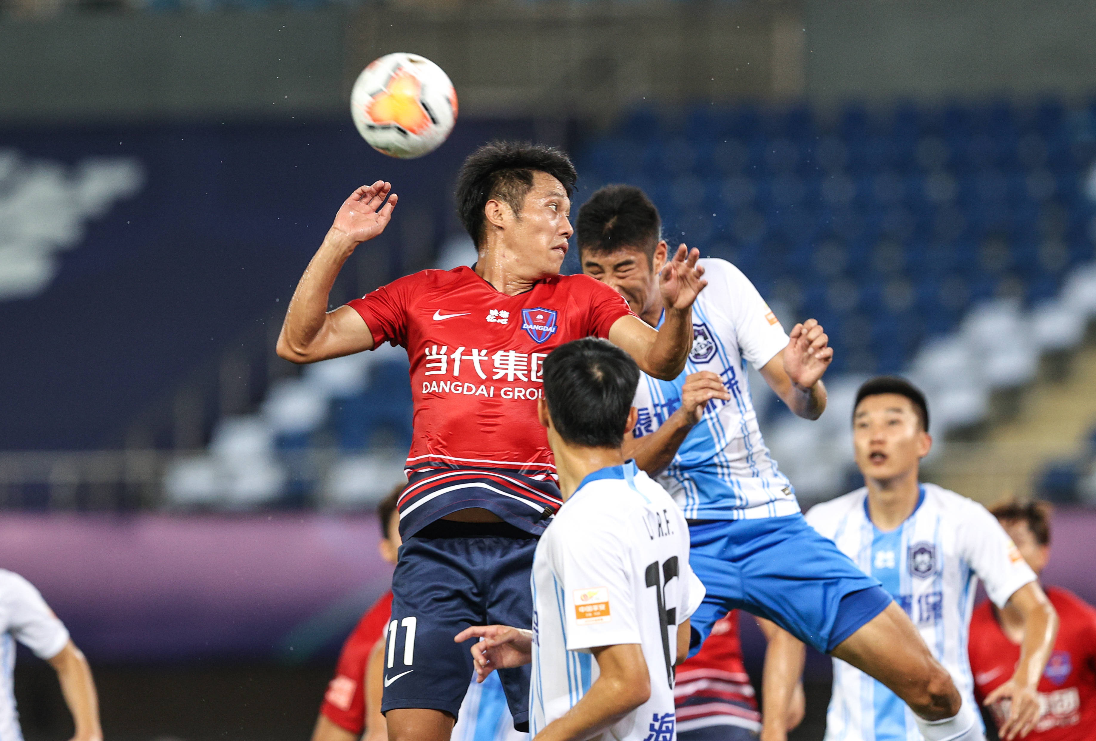 欧冠2-1逆转！巴萨天降神兵：后卫3分钟梅开二度创历史，逼近前八